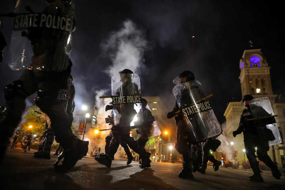 Image: People react to the grand jury finding in the Breonna Taylor shooting (Carlos Barria / Reuters)