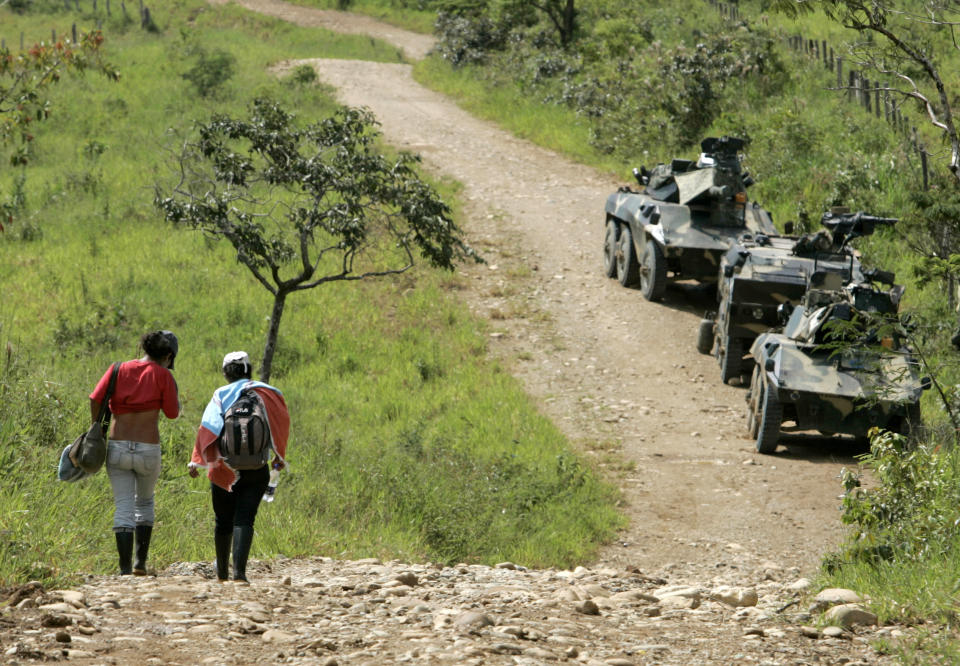 Human Rights Watch (HRW) denuncia que grupos armados ilegales están aprovechando la situación por el coronavirus en Colombia para imponer su ley y aterrorizar a la población. (Foto. REUTERS/John Vizcaino)