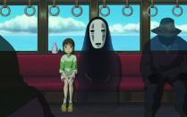 Schauen, träumen, staunen: Der legendäre japanische Anime-Regisseur Hayao Miyazaki gewann mit seinem düsteren Meisterwerk "Chihiros Reise ins Zauberland" (2001) nicht nur einen Oscar, sondern, viel wichtiger, die Herzen der Filmfans auf der ganzen Welt. Um ihre in Schweine verwandelten Eltern zu retten, muss Chihiro im Badehaus der bösen Hexe Yubaba arbeiten, wo sie auch auf das mysteriöse Ohngesicht (Bild) trifft - ein ganz großer Studio-Ghibli-Klassiker! (Bild: Universum)