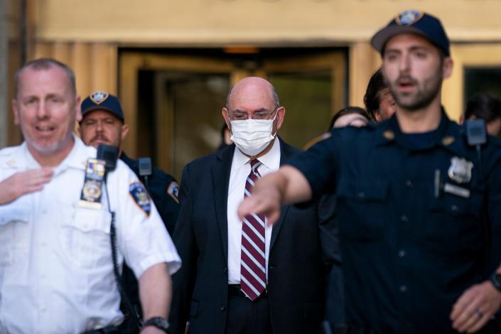 Il personale delle forze dell'ordine scorta l'ex Chief Financial Officer della Trump Organization Allen Weisselberg, al centro, mentre lascia il tribunale il 12 agosto 2022 a New York.