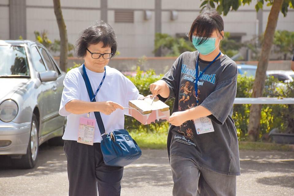 彰化家扶認養人蔣怡玲（左）與認養童小語同走過抗癌的艱辛過程，彼此更相惜，私下互動像母女般。（葉靜美攝）