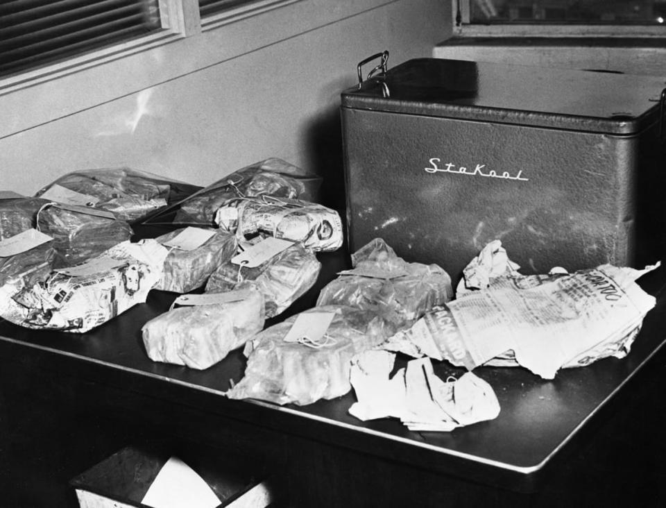 <div class="inline-image__caption"><p>FBI agents and Boston police seized between $70,000 and $90,000 of the Brink’s robbery loot in a raid on the B&P contracting company in Boston’s South End in 1956.</p></div> <div class="inline-image__credit">Bettmann Archive/Getty Images</div>