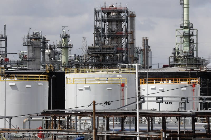 美國政府23日宣佈，將從國家戰略石油儲備中釋放約5000萬桶原油。圖為底特律煉油廠的儲油槽。（美聯社）