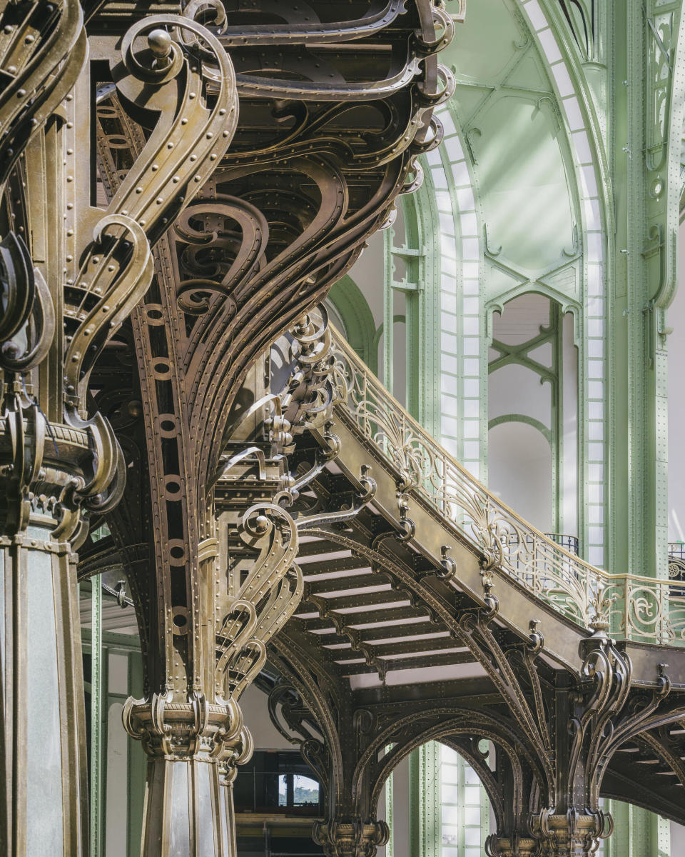 Chatillon considers the sweeping staircase by Louvet “an underestimated piece in the history of Art Nouveau.”