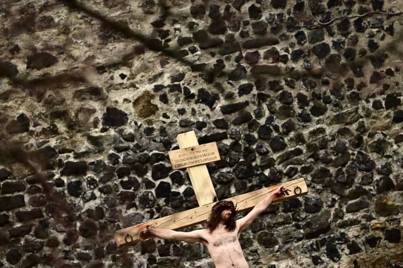 Christian devotees reenact the crucifixion of Jesus Christ, during the traditional Good Friday procession. Petrášek Radek/CTK/dpa