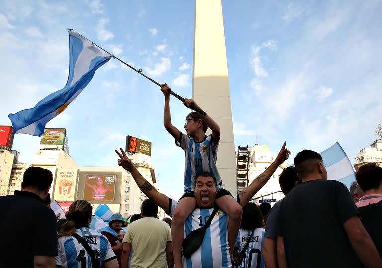 Festejos en el Obelisco por el triunfo de Argentina frente a Polonia