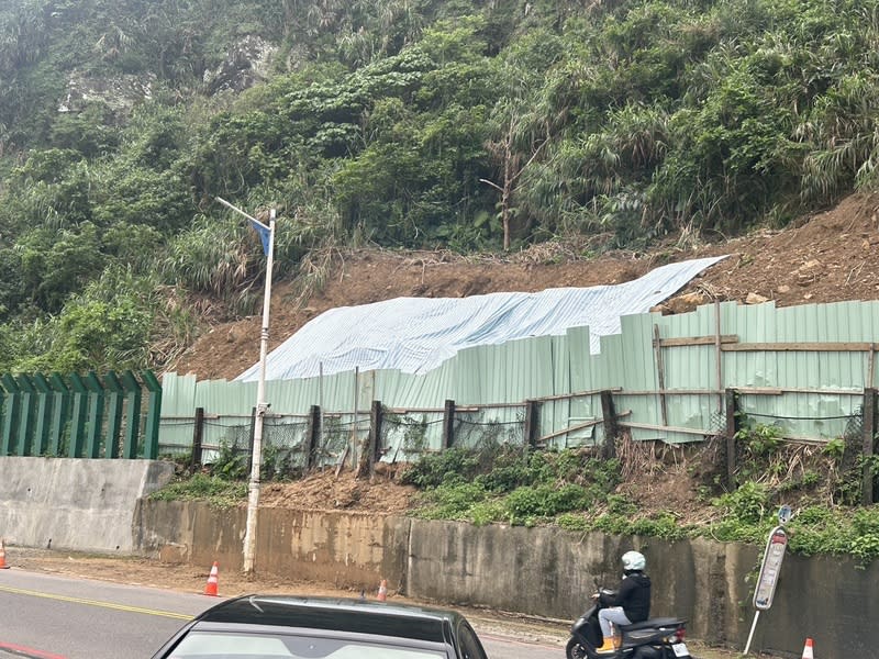 北台灣強降雨  基隆湖海路邊坡土石坍滑 北台灣18日上午強降雨，造成基隆市湖海路1.3公里處 正在施工修整的邊坡土石坍滑（圖），施工單位於下 午4時初步完成邊坡保護及土石清理。 （讀者提供） 中央社記者王朝鈺傳真  113年4月18日 