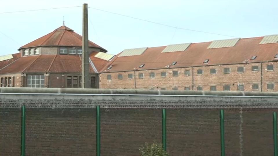 La maison d'arrêt de Douai depuis le jardin d'un riverain. - BFMTV