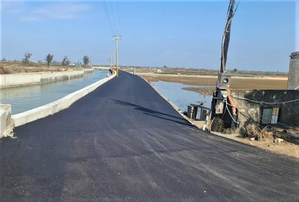 北門區雙春養殖生產區八中排及道路施工後照片。（農業局提供）