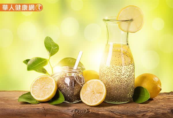 綠茶含有豐富的兒茶素，是一種類交感神經興奮劑成分，有助提升新陳代謝率，尤其當綠茶遇上檸檬水，會讓茶香更加甘醇清爽，不只好喝，還能促進血液循環、新陳代謝，提升減重效果！