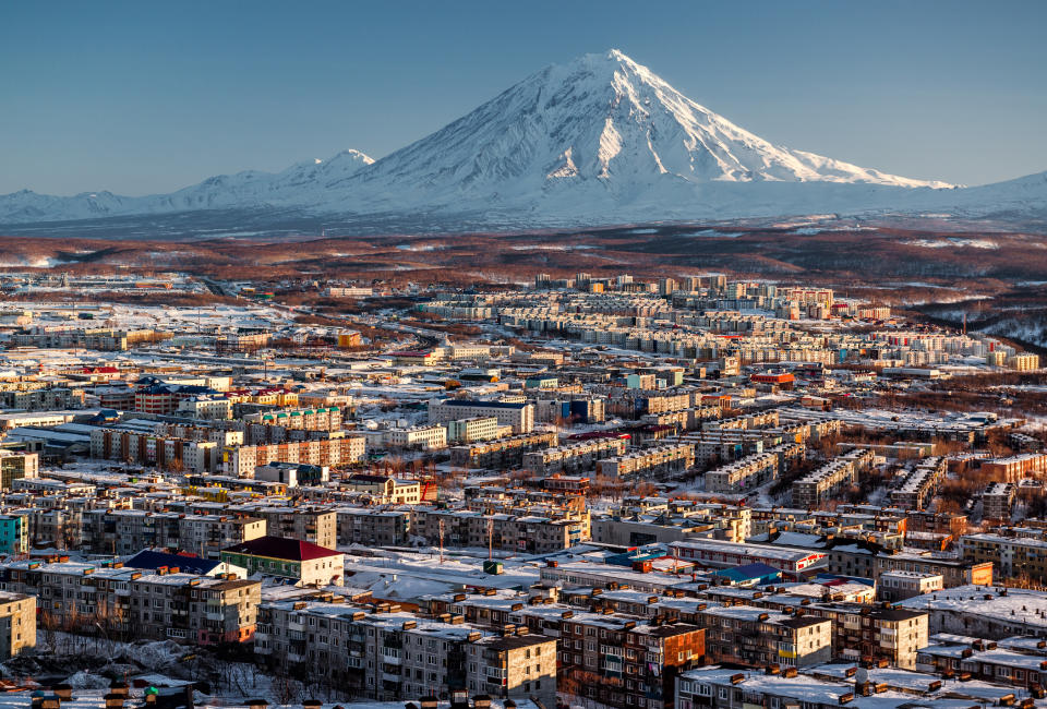 <p>Petropavlovsk-Kamchatsky est un lieu à ne pas rater si vous appréciez la nature. Il s’agit de la ville la plus orientale de l’hémisphère nord, uniquement accessible via un aéroport de Moscou. La ville est surtout réputée pour ses attractions naturelles, comme ses volcans, ses montagnes et ses nombreuses espèces animales, mais elle est également riche historiquement parlant et est considérée comme le centre industriel, scientifique et culturel du Kraï du Kamchatka.<em>[Photo: Getty]</em> </p>