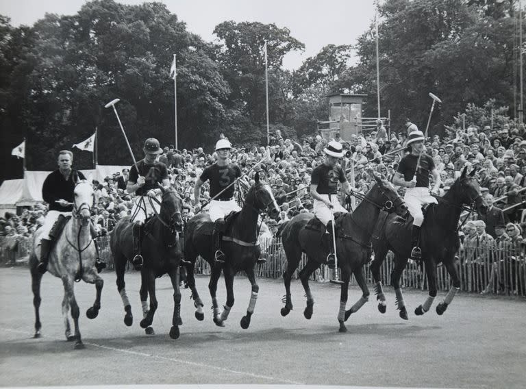 El príncipe Felipe (4), con Gonzalo Tanoira (3), cuando ganaron la Copa de Oro en Inglaterra en 1966, un momento único