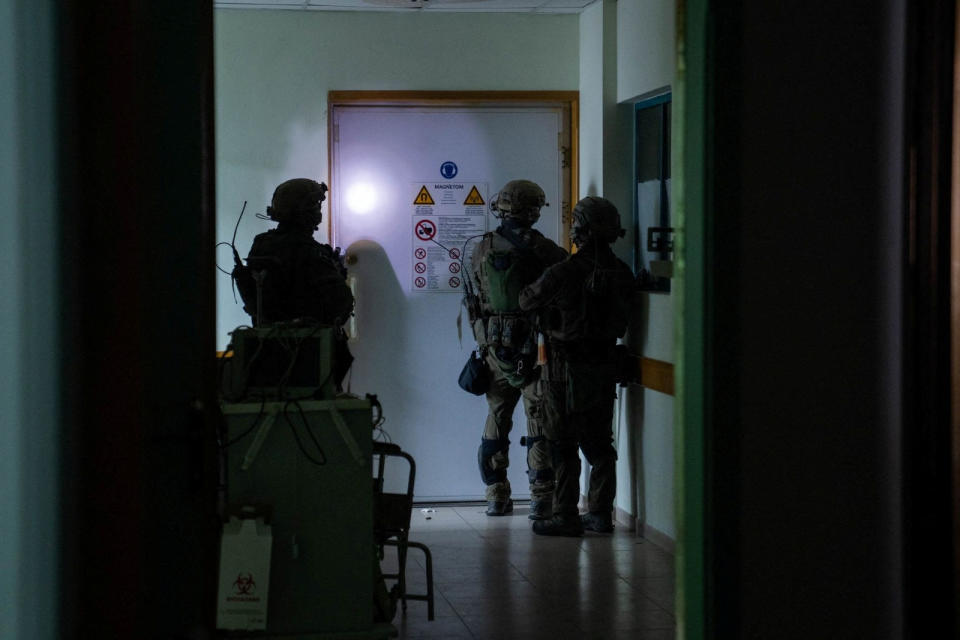 世界衛生組織（WHO）19日表示，率領評估團隊進入加薩西法醫院（Al-Shifa Hospital）後，確定該院為「死亡區」，應全面撤離。圖為15日以色列士兵站在西法醫院大樓內進行檢查搜索。（Israeli Defence Forces/Handout/路透社）
