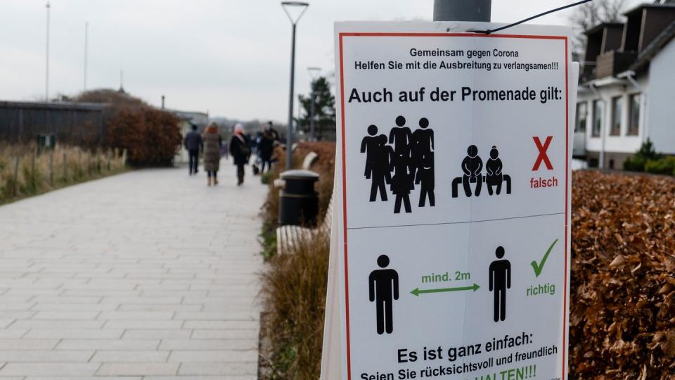 «Gemeinsam gegen Corona»: Ein Schild an einer Promenade weist darauf hin, dass der Abstand eingehalten werden muss.