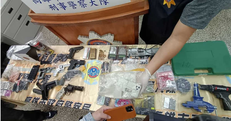 高雄市一名陳姓男子住家宛如小型兵工廠，他從網路上買來玩具槍自行改裝，其中一把改造手槍外型酷似手機，可擊發兩顆子彈，便於隨身攜帶規避警方查緝。（圖／翻攝照片）