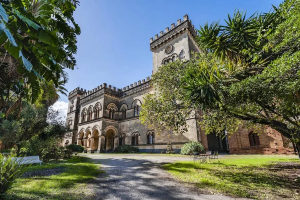 <p>El castillo se divide en tres edificios de dos plantas que se comunican entre sí y suman un total de 4.000 metros cuadrados. Además, la propiedad está rodeada de otros 8.000 m2. (Foto: <a href="http://www.italy-sothebysrealty.com/en/buy/luxury-properties-for-sale/acireale-magnificent-castle-dating-back-to-1800-with-private-park-6397.html" rel="nofollow noopener" target="_blank" data-ylk="slk:Italy Sotheby's International Realty" class="link ">Italy Sotheby's International Realty</a>).</p> 