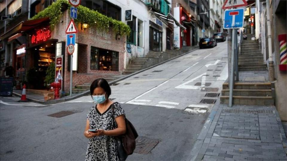 港府的豁免隔離政策被批為特權階級服務，並未惠及受影響的中港基層家庭。