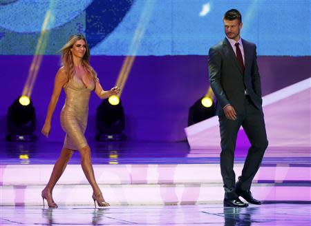 Presenters Rodrigo Hilbert and Fernanda Lima (L) walk on stage during the draw for the 2014 World Cup at the Costa do Sauipe resort in Sao Joao da Mata, Bahia state, December 6, 2013. REUTERS/Sergio Moraes