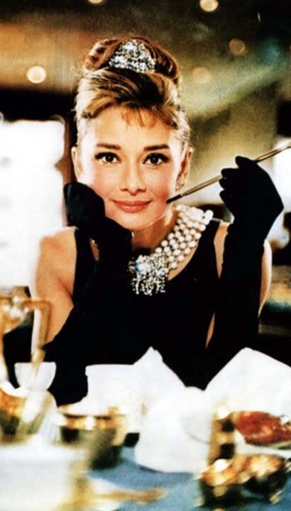 La icónica Audrey Hepburn como Holly Golightly en Desayuno con Diamantes (Breakfast at Tiffany’s)
