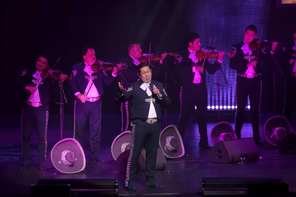 Arturo Vargas del Mariachi Vargas Tecalitlán durante una de sus interpretaciones en el YouTube Theater de Los Ángeles.