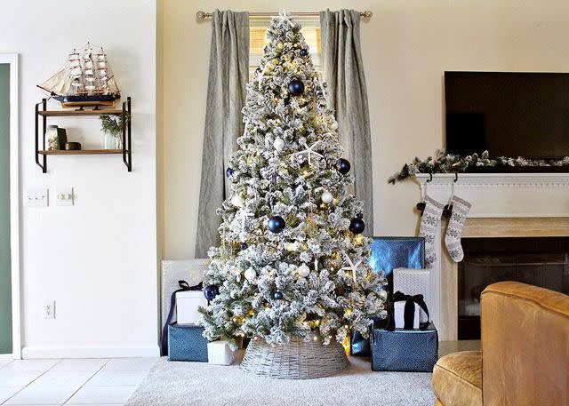 <p><a href="https://tagandtibby.com/blog/coastal-flocked-christmas-tree/" data-component="link" data-source="inlineLink" data-type="externalLink" data-ordinal="1">Tag & Tibby</a></p>