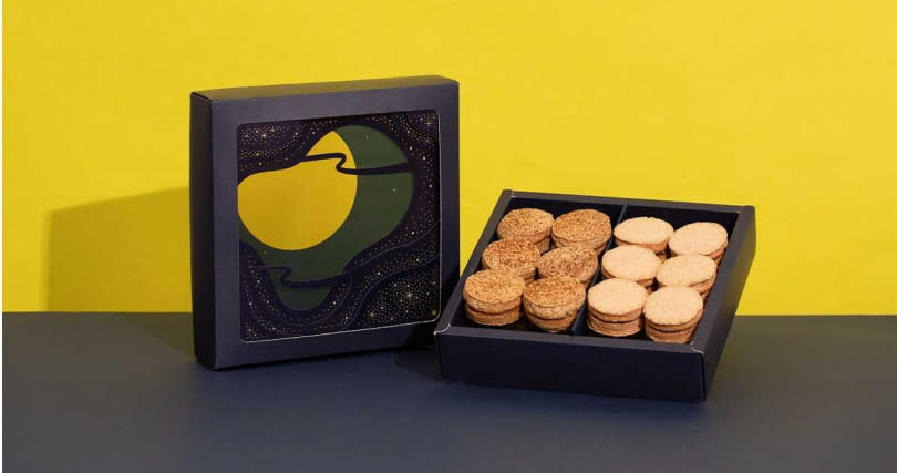 「月光的祝福」達克瓦茲禮盒，含「青芒果蜜餞達克瓦茲」、「黑糖海鹽達克瓦茲」兩種口味各6顆。（799元，圖／台南晶英酒店提供）
