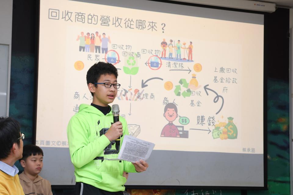 看守台灣協會、荒野保護協會「搶救軟塑膠大作戰!」記者會，小朋友分享去做回收軟塑膠經驗。廖瑞祥攝