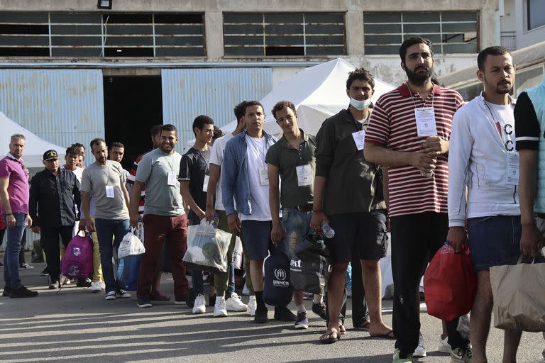 Los sobrevivientes del último trágico naufragio de un barco con migrantes se preparan para abordar un autobús para trasladarse a Atenas, el viernes 16 de junio de 2023, en el puerto de Kalamata, Grecia. (John Liakos/InTime News vía AP)