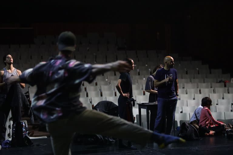 Ensayo de "Folia": los bailarines del Ballet Contemporáneo tanto como el coreógrafo Mourad Merzouki deben salir de sus respectivas zonas de confort para armar este rompecabezas llenos de capas y mixturas