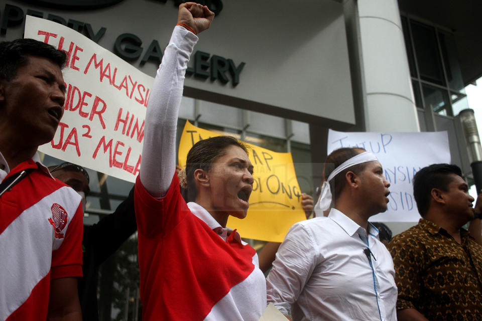 A dozen Jaringan Melayu Malaysia members held a demonstration calling for The Edge, TMI and BFM radio to be shut down for insulting Malay rulers. – The Malaysian Insider pic by Seth Akmal, April 2, 2015.