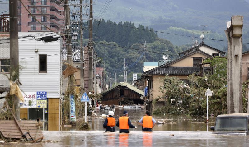 Los agentes de policía buscan a los residentes atrapados en una zona inundada causada por una fuerte lluvia a lo largo del río Kuma en Hitoyoshi, Japón, el 4 de julio de 2020