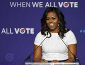 <p>Toujours très appréciée, Michelle Obama est la candidate idéale à la Maison Blanche pour de très nombreux électeurs. Mais l’ancienne Première dame écarte formellement cette hypothèse dans son livre. “Je n’ai aucune intention de me présenter un jour à la présidence. La politique ne m’a jamais passionnée, et mon expérience des dix dernières années n’y a rien changé.” (Crédit : Ethan Miller / GETTY IMAGES NORTH AMERICA / AFP) </p>