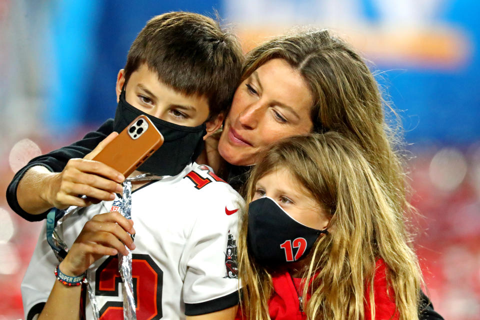 La esposa de Tom Brady, Gisele Bundchen, se toma una selfie con sus hijos Benjamin y Vivian después de que los Tampa Bay Buccaneers vencieran a los Kansas City Chiefs en el Super Bowl LV en el Estadio Raymond James. Crédito obligatorio: Mark J. Rebilas-USA TODAY Sports