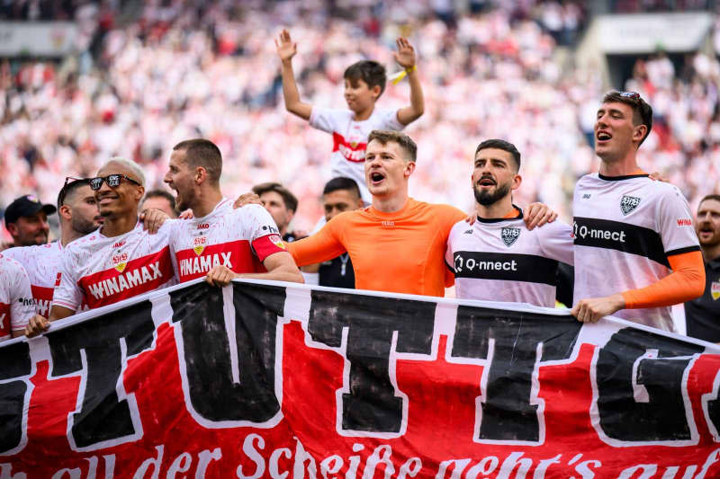 (L-R) Stuttgart's Jamie Leweling, Waldemar Anton, goalkeeper Alexander Nuebel, goalkeeper Fabian Bredlow and goalkeeper Florian Schock celebrate with the fans after the German Bundesliga soccer match between VfB Stuttgart and Bor. Moenchengladbach at MHPArena. Tom Weller/dpa