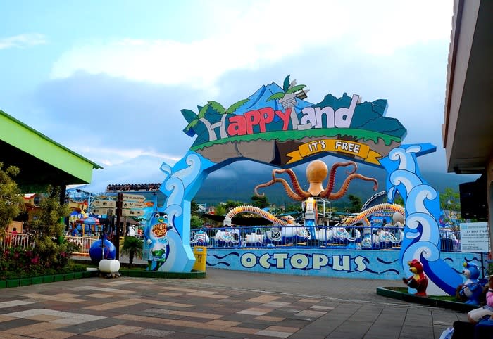 Happy Land: The back section of the zoo houses the Happy Land amusement park with rides such as mini roller coasters, carousels, bumper cars, water slides, and even a house of horror. No mega adrenaline-pumpers here. (