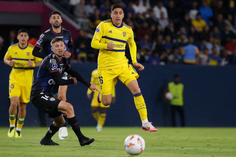 Miguel Merentiel supera a Mateo Carabajal en la idea del cruce de dieciseisavos de final entre Independiente del Valle y Boca en Quito; el club argentino no gana desde hace tres años y medio en una instancia de eliminación directa por copas internacionales.