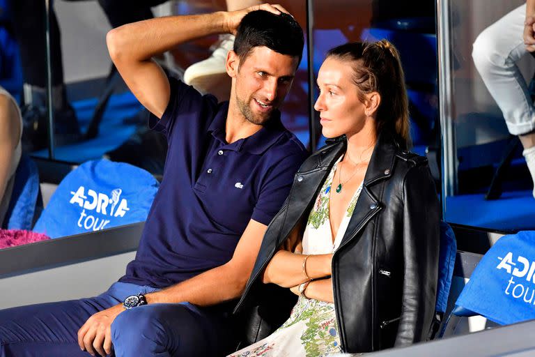El tenista serbio Novak Djokovic (izq.) Habla con su esposa Jelena durante un partido en el Adria Tour, el torneo ben&#xe9;fico de tenis de los Balcanes de Novak Djokovic en Belgrado el 14 de junio de 2020. - El ATP y WTA Tours han sido suspendidos desde marzo debido al COVID -19 pandemia y no se reanuda