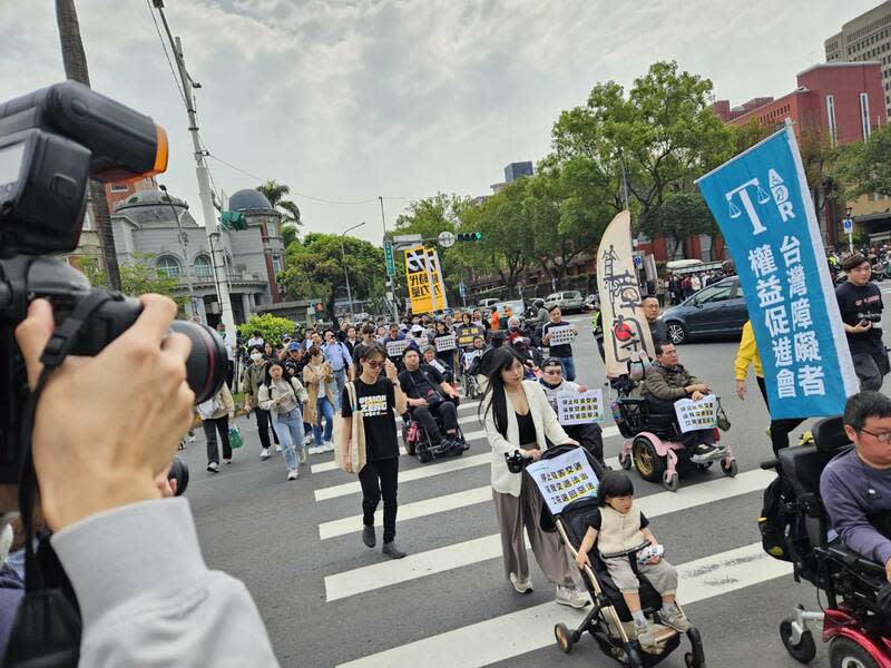 路權團體17日在全台7處快閃過馬路，表達對交通部修法「違罪不記點、不開放檢舉」規定的不滿。（Photo by 呂翔禾／台灣醒報）