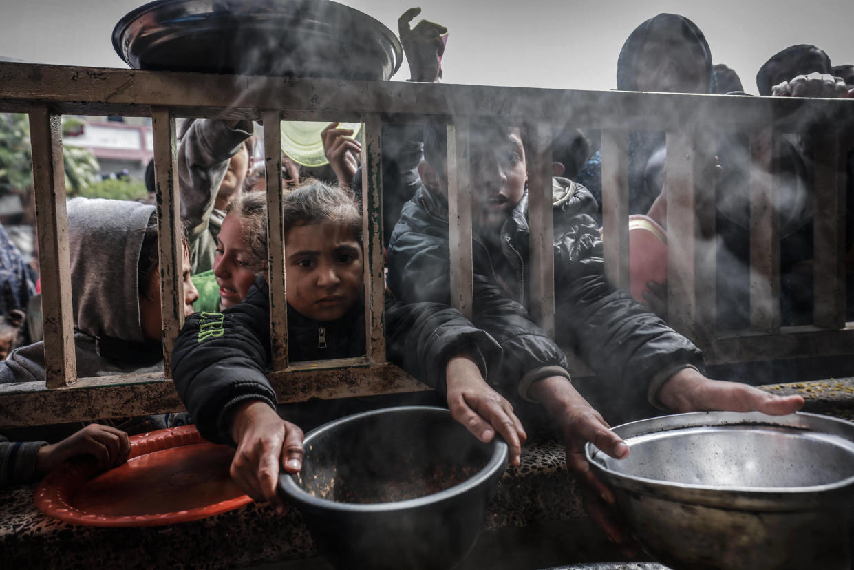 Comment Israël se sert de la « stratégie de la famine » pour briser Gaza (Photo prise le 19 février à Gaza où de jeunes palestiniens attendent d’être nourris)