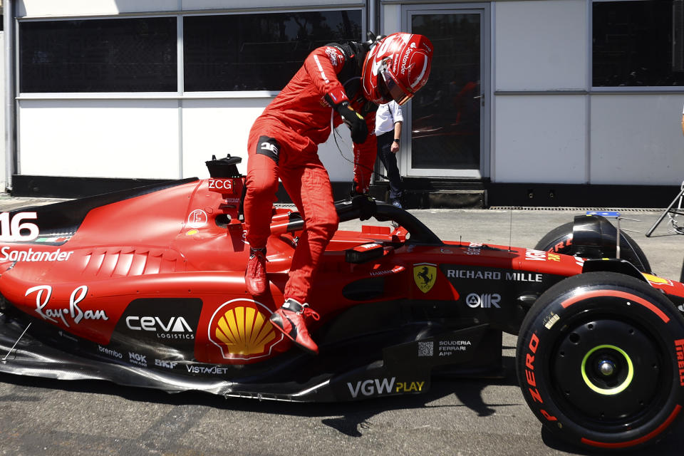 El piloto de Ferrari Charles Leclerc baja de su monoplaza tras la primera carrera al sprint en el circuito de Bakú, en Bakú, Azerbaiyán, el 29 de abril de 2023. (Lisi Niesner/Pool vía AP)