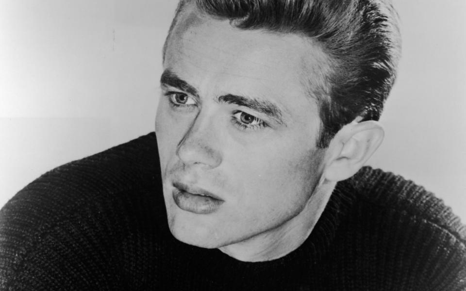 <p>Sein früher Tod im Alter von nur 24 Jahren ließ ihn zur Legende werden, zum Prototypen des jungen Rebellen. Bei einem Autounfall verlor James Dean 1955 sein Leben. Die Kultfigur hatte drei Filme gedreht und wurde postum für zwei Oscars nominiert. (Bild: Hulton Archive/Getty Images)</p> 