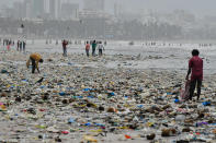 <p>Während die Plastikproduzenten aufgrund der kostengünstigen Herstellung von Plastik gut verdienen, entstehen für die Volkswirtschaft enorme Kosten. Mehr als 30 Prozent der Plastikverpackungen werden zu Lasten der Natur entsorgt. Durch die Einschränkung der Produktivität vitaler natürlicher Systeme und ähnlicher negativer Effekte entstehen laut Experten volkswirtschaftliche Kosten von rund 35 Milliarden Euro pro Jahr – mehr als der Gesamtgewinn der Verpackungsindustrie. </p>