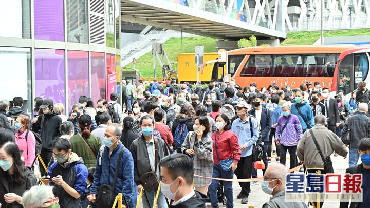 事故期間，調景嶺站外排隊等候接駁巴士的乘客「打蛇餅」。黃頌偉攝