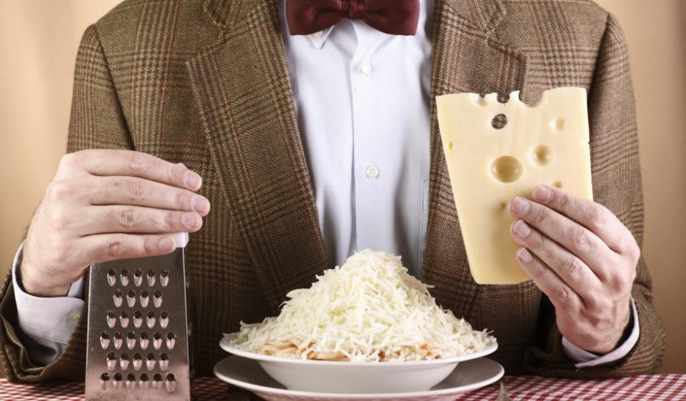 ¡Eh! ¡No te pases! Si quieres obtener beneficios respeta las porciones de queso recomendadas, que no te harán ningún daño. (Foto: Getty)