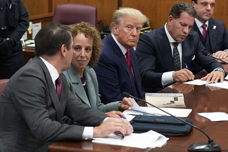 El expresidente Donald Trump con su equipo de defensa en un tribunal de Manhattan, el martes 4 de abril de 2023, en Nueva York.