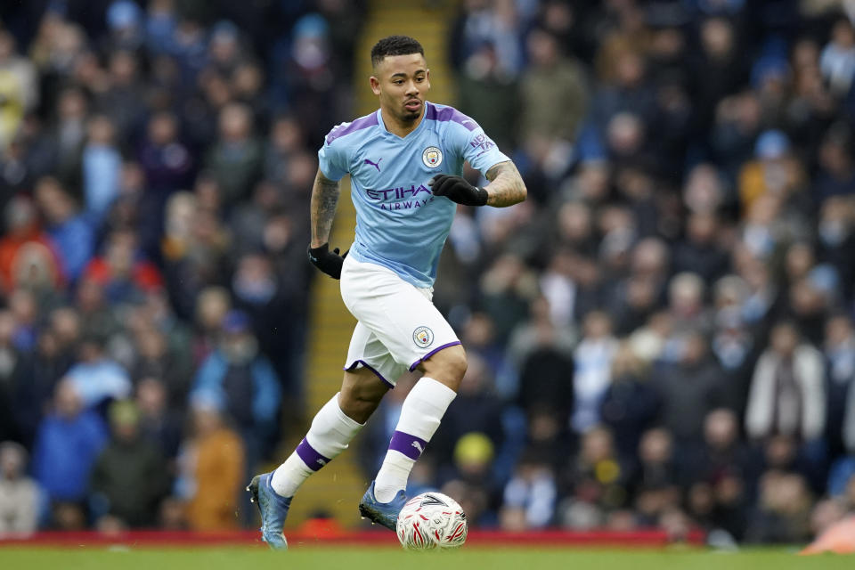 El delantero brasileño de Manchester City Gabriel Jesús avanza con el balón en un partido contra Fulham en la cuarta ronda de la Copa FA de Inglaterra tel domingo, 26 de enero del 2020. (AP Foto/Jon Super)