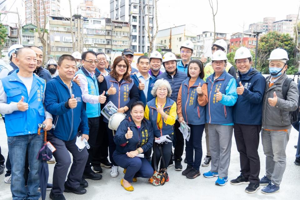 「佳和公園新建幼兒園與公托中心暨共構地下停車場統包工程」視察。   圖：新北市新聞局提供