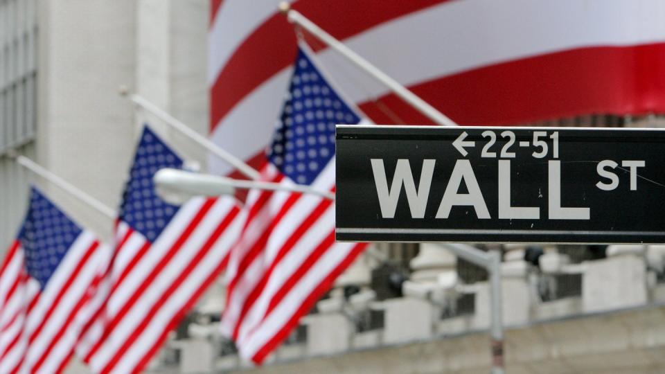 US-Fahnen an der Wallstreet, Sitz der New Yorker Börse.