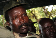 <p>Die sogenannte “Lord’s Resistance Army” (deutsch: Widerstandsarmee des Herrn) hat es sich in Uganda zum Ziel gesetzt, den Präsidenten Yoweri Museveni zu entmachten und ein christliches Regime aufzubauen. Der militärische und spirituelle Kopf der Armee ist Joseph Kony. In den USA wird sie als Terrororganisation eingestuft. (Bild: AP Photo/Stuart Price) </p>