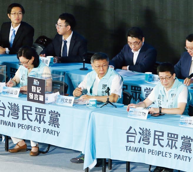 台灣民眾黨成立周年黨慶暨黨員大會2日登場，台北市長兼黨主席柯文哲（前右二）致詞表示，台灣目前面臨藍綠惡鬥、派系分贓，有必要展開「第二波寧靜革命」，建立共融社會、實踐國家治理。（陳怡誠攝）